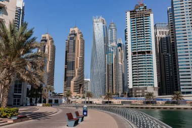 Dubai, BAE - 09 Kasım 2021: Lüks Dubai Marina gökdelenleri, güzel güneşli bir sabah, Birleşik Arap Emirlikleri