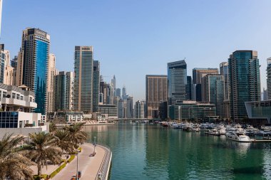 Dubai, BAE - 09 Kasım 2021: Lüks Dubai Marina gökdelenleri, güzel güneşli bir sabah, Birleşik Arap Emirlikleri