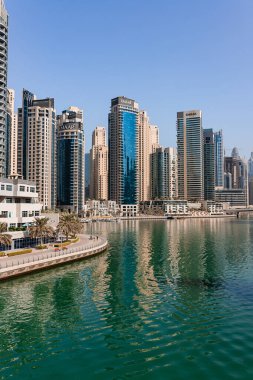 Dubai, BAE - 09 Kasım 2021: Lüks Dubai Marina gökdelenleri, güzel güneşli bir sabah, Birleşik Arap Emirlikleri