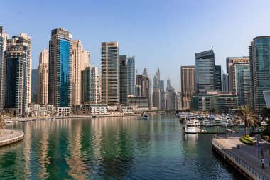Dubai, BAE - 09 Kasım 2021: Lüks Dubai Marina gökdelenleri, güzel güneşli bir sabah, Birleşik Arap Emirlikleri
