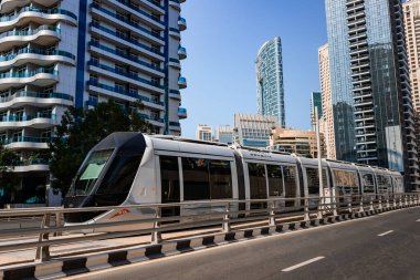 Dubai, BAE - 06 Kasım 2021: Dubai Tramvay toplu taşıma taşımacılık trafiği Dubai, BAE 'deki Marina Kuleleri istasyonunda.