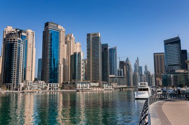 Dubai, BAE - 09 Kasım 2021: Lüks Dubai Marina gökdelenleri, güzel güneşli bir sabah, Birleşik Arap Emirlikleri