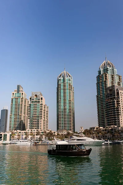 Dubai Oae November 2021 Luxury Dubai Marina Skyscrapers Круїзний Човен — стокове фото