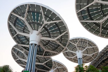 Dubai, Birleşik Arap Emirlikleri - 06 Kasım 2021: Terra Sürdürülebilirlik Pavyonu, EXPO 2020 'de gün batımında Birleşik Arap Emirlikleri' nde. Gelecekçi güneş panelleri
