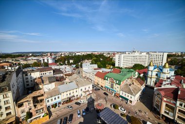 Ivano-Frankivsk, Ukrayna - 23 Ağustos 2019: İvano-Frankivsk ve Pazar Meydanı 'ndaki belediye binasından görüntü