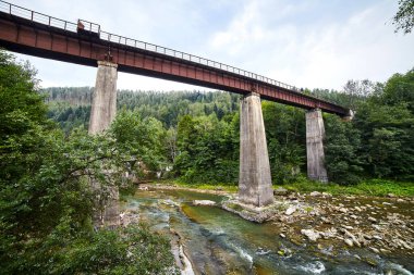 Prut dağı ve şelaleleri Yaremche, Karpatlar ve Ukrayna 'da görülür.