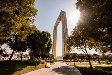 DUBAI; BİRLİK ARAB EMIRATES - 08 Kasım 2021: Dubai Frame - Müze, Zabeel Park BAE 'nin mimari simgesidir. Gezegendeki en büyük altın çerçeve..