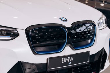 Vinnitsa, Ukrayna - 14 Ocak 2022. BMW IX 3 - yeni model elektrikli SUV araba sunumu sergi salonunda - ön görünüm