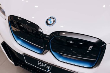 Vinnitsa, Ukrayna - 14 Ocak 2022. BMW IX 3 - yeni model elektrikli SUV araba sunumu showroom 'da - tampon