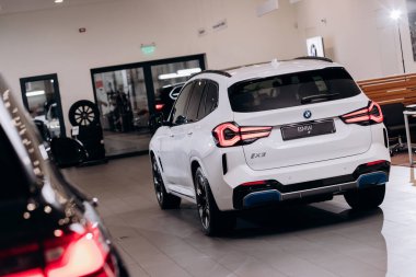 Vinnitsa, Ukrayna - 14 Ocak 2022. BMW IX 3 - yeni model elektrikli SUV araba sunumu sergi salonunda - arka görünüm