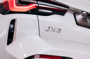 Vinnitsa, Ukrayna - 14 Ocak 2022. BMW IX 3 - yeni model elektrikli SUV araba sunumu showroom 'da - arka far