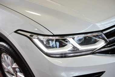 Vinnitsa, Ukrayna - 18 Şubat 2021. Volkswagen Tiguan 2021 - Showroom 'da yeni model araba sunumu - far