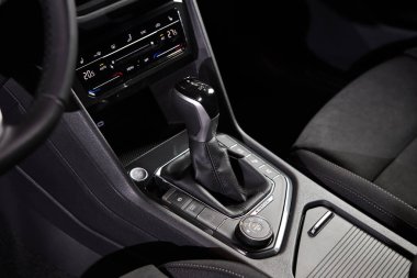 Vinnitsa, Ukrayna - 18 Şubat 2021. Volkswagen Tiguan 2021 - Showroom 'da yeni model araba sunumu - şanzıman