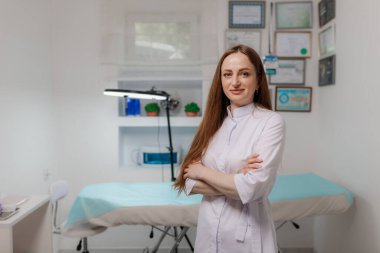 Kozmetik uzmanı iş yerinde.