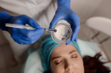 Bir kozmetik uzmanı cilt bakımı için kozmetik işlemler yapar..