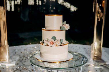 Geleneksel ve dekoratif bir düğün pastası.