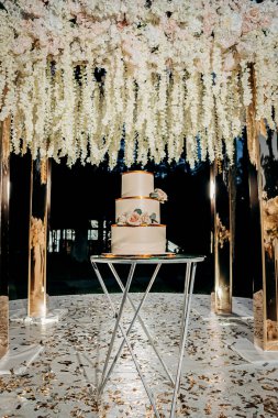 Geleneksel ve dekoratif bir düğün pastası.