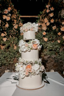 Geleneksel ve dekoratif bir düğün pastası.