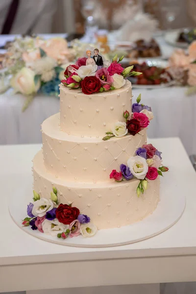 Традиционный Декоративный Красивый Свадебный Торт — стоковое фото