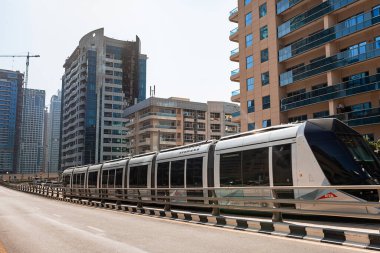 Dubai, BAE - 06 Kasım 2021: Dubai Tramvay toplu taşıma taşımacılık trafiği Dubai, BAE 'deki Marina Kuleleri istasyonunda.