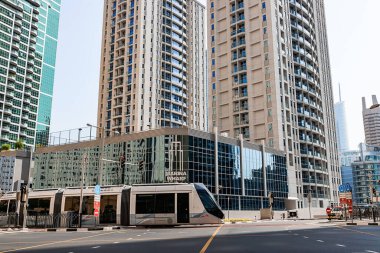Dubai, BAE - 06 Kasım 2021: Dubai Tramvay toplu taşıma taşımacılık trafiği Dubai, BAE 'deki Marina Kuleleri istasyonunda.
