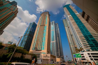 Dubai, BAE - Kasım 06, 2021: Birleşik Arap Emirlikleri 'ndeki lüks Dubai Marina gökdelenleri