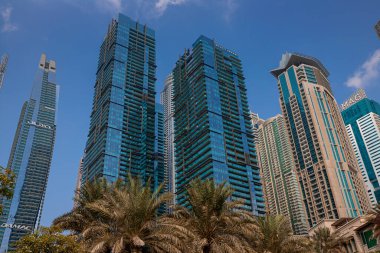 Dubai, BAE - Kasım 06, 2021: Birleşik Arap Emirlikleri 'ndeki lüks Dubai Marina gökdelenleri