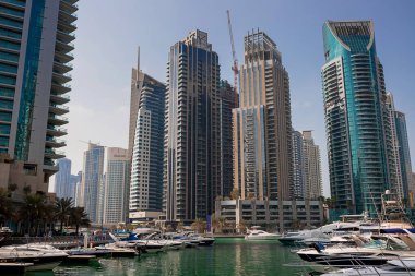 Dubai, BAE - Kasım 06, 2021: Lüks Dubai Marina gökdelenleri, güzel güneşli bir sabah, Birleşik Arap Emirlikleri