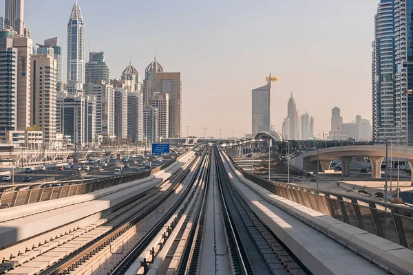 Dubai Emirados Árabes Unidos Novembro 2021 Metrô Dubai Fundo Arranha — Fotografia de Stock