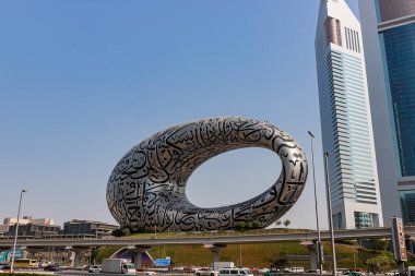 DUBAI / United Arab Emirates-8 / 11 / 2021 - Dubai şehir merkezindeki Gelecek Yeni Cazibe Müzesi ExPO 2020 için inşa edildi, Dış yüzeyinde Arapça şiirler bulunan inanılmaz Modern Mimari Tasarımı