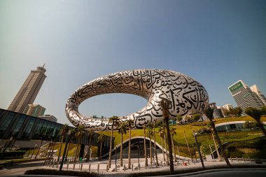 DUBAI / United Arab Emirates-8 / 11 / 2021 - Dubai şehir merkezindeki Gelecek Yeni Cazibe Müzesi ExPO 2020 için inşa edildi, Dış yüzeyinde Arapça şiirler bulunan inanılmaz Modern Mimari Tasarımı