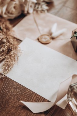 Ayakkabı, buket, yüzük ve parfüm gibi düğün aksesuarları bir masanın üzerinde bulunur.