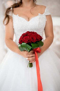 Gelinin elindeki buket, düğün töreninden önce hazırlanan kadın.