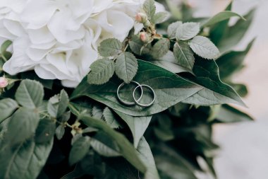 Alyanslar gelin buketinde yatıyor.