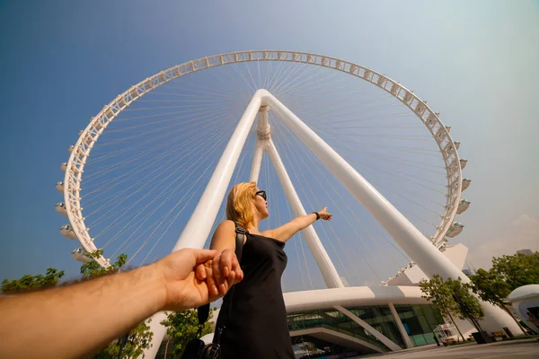 Happy Mulher Turista Fazendo Seguir Posar Ain Eye Dubai Uma — Fotografia de Stock