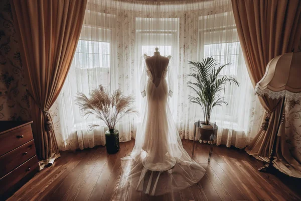 Belle Robe Mariée Suspendue Dans Chambre Femme Préparer Avant Cérémonie — Photo