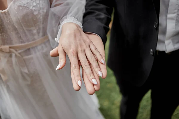 Brud Och Brudgummen Håller Händer Utomhus Bröllop Tema — Stockfoto