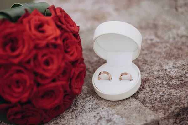 Anillos Boda Encuentran Una Hermosa Caja Cerca Ramo Novia — Foto de Stock