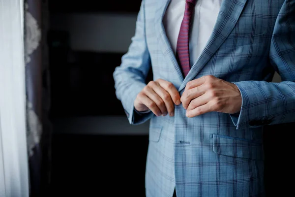 Empresário Usa Uma Jaqueta Mãos Masculinas Close Noivo Preparando Pela — Fotografia de Stock