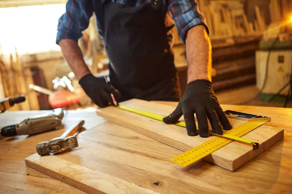 Carpintero Trabajando Con Una Madera Marcando Tablón Con Lápiz Tomando — Foto de Stock