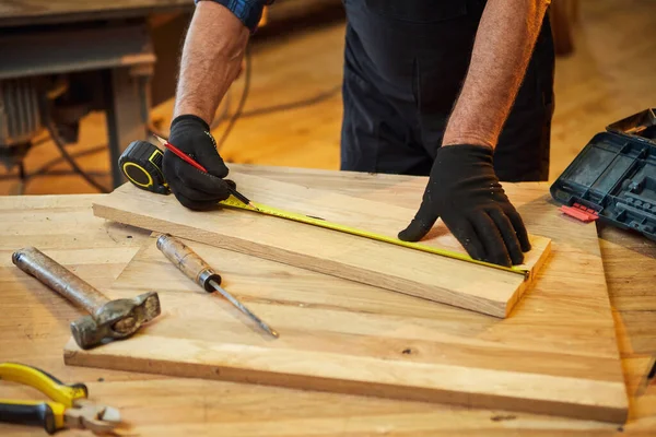 Carpintero Trabajando Con Una Madera Marcando Tablón Con Lápiz Tomando — Foto de Stock