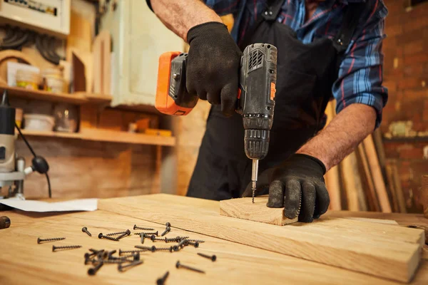 高级木匠 带钻具 在木工车间工作 制造家具 — 图库照片