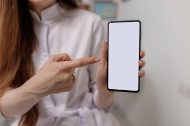 Cep telefonunu elinde tutan kız.