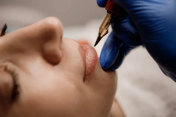 Jeune Femme Subissant Une Procédure Maquillage Permanent Des Lèvres Dans — Photo