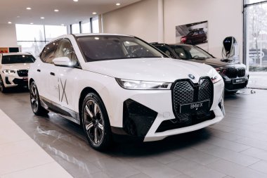 Vinnitsa, Ukrayna - 14 Ocak 2022. BMW IX - yeni model elektrikli SUV araba sunumu sergi salonunda - yan görünüm