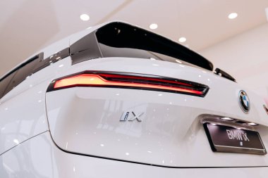 Vinnitsa, Ukrayna - 14 Ocak 2022. BMW IX - yeni model elektrikli SUV araba sunumu galeride - arka far