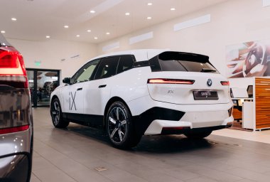 Vinnitsa, Ukrayna - 14 Ocak 2022. BMW IX - yeni model elektrikli SUV araba sunumu sergi odasında - arka görünüm