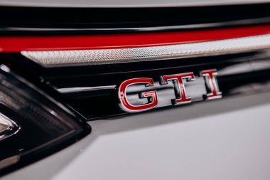 Vinnitsa, Ukrayna - Haziran 01, 2021. Volkswagen Golf 8 GTI - Showroom 'da yeni model araba sunumu - logo
