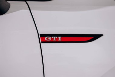 Vinnitsa, Ukrayna - Haziran 01, 2021. Volkswagen Golf 8 GTI - Showroom 'da yeni model araba sunumu - logo