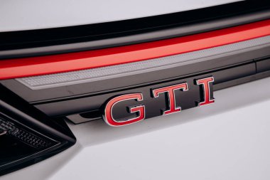 Vinnitsa, Ukrayna - Haziran 01, 2021. Volkswagen Golf 8 GTI - Showroom 'da yeni model araba sunumu - logo